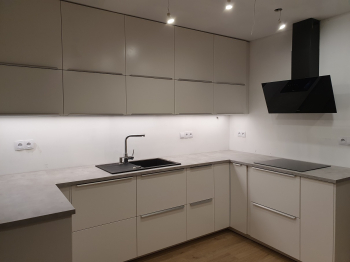 Ukázka montáže kuchyně IKEA METOD / VEDDINGE bílá / EKBACKEN Pracovní deska, světle šedá imitace betonu/laminát
